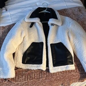 Levi’s Women's Reversible Sherpa Shorty Jacket XS